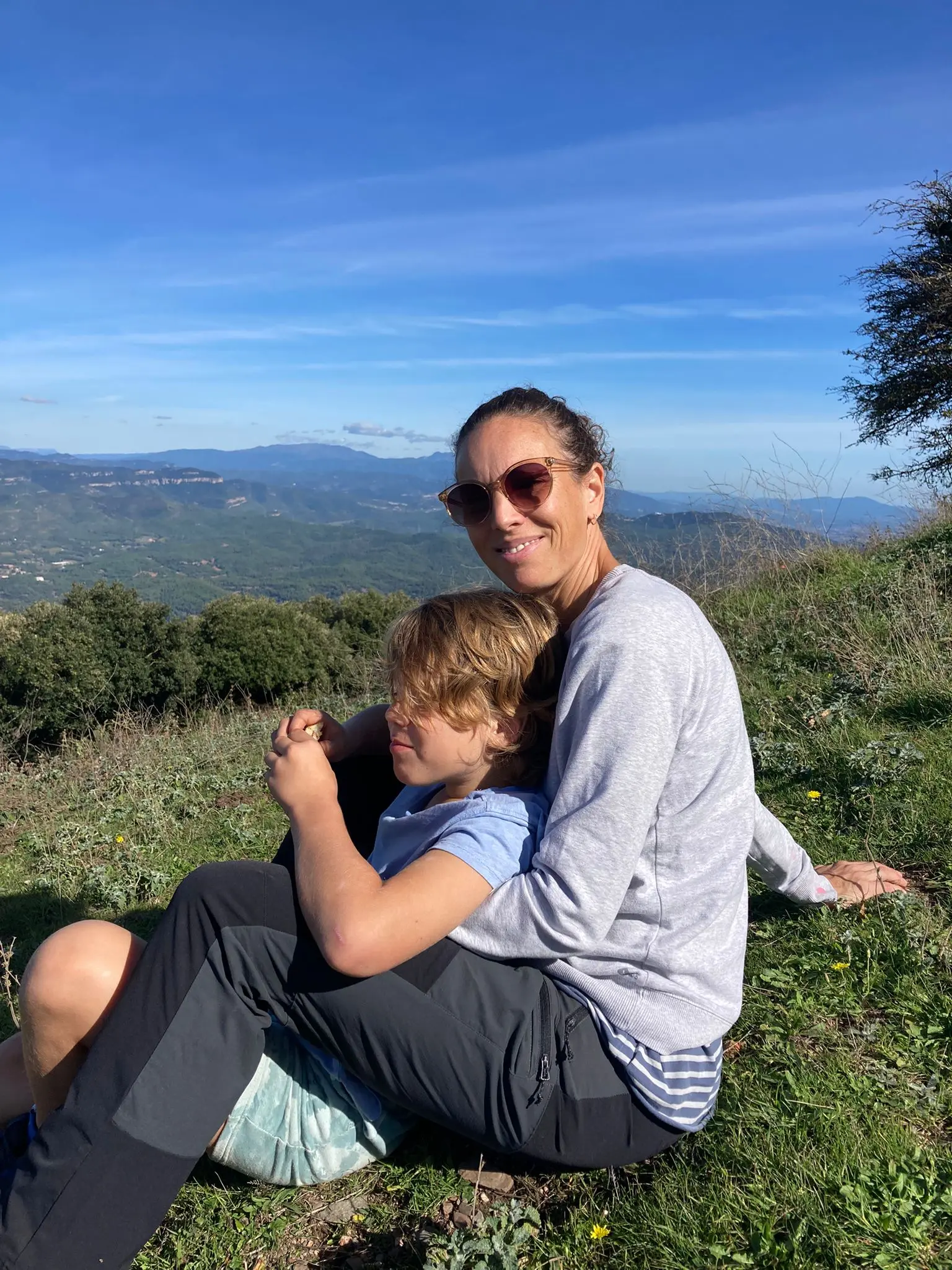 Eve y su hijo Dorian en la montaña